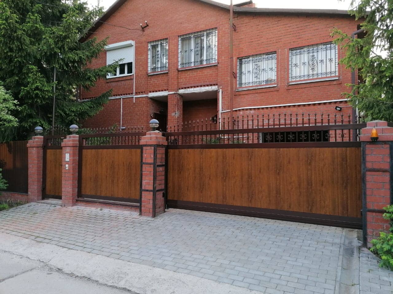 Уличные ворота DoorHan в Воронеже с установкой