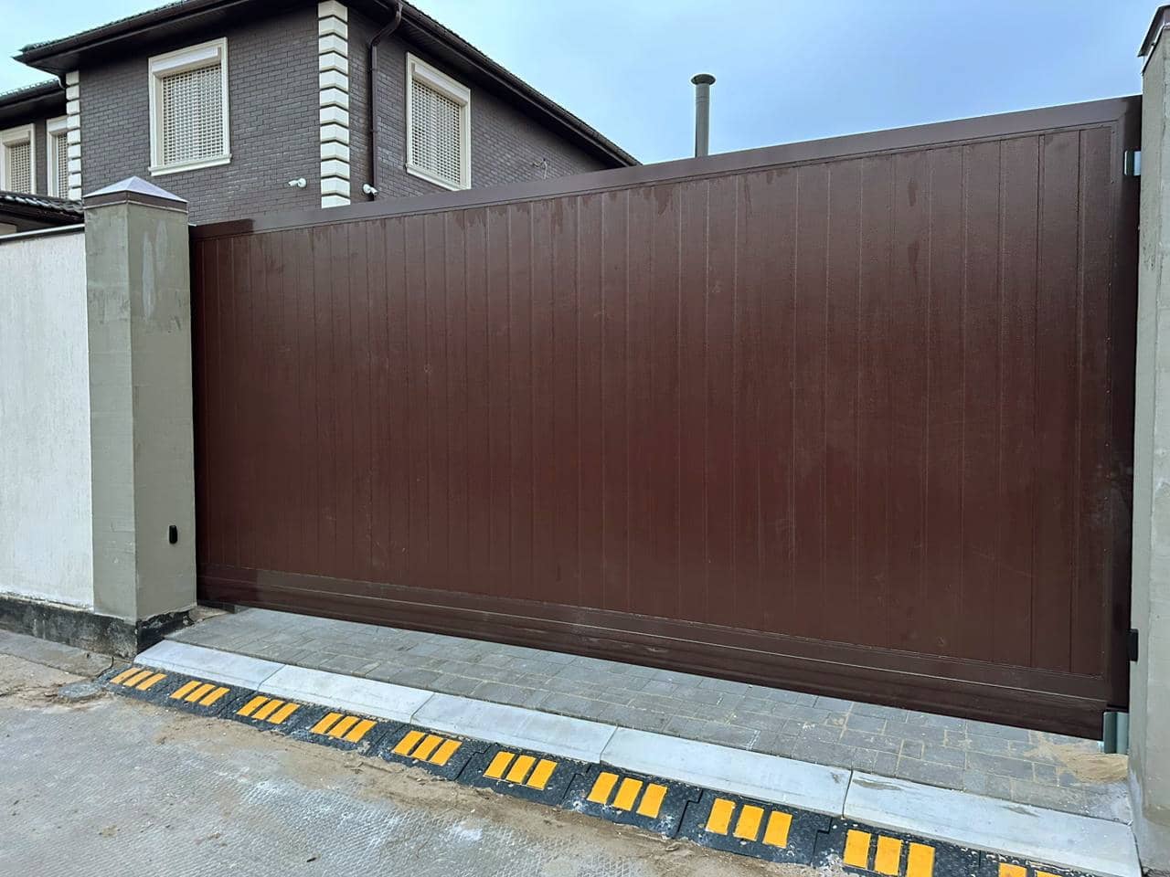 Уличные ворота DoorHan в Воронеже с установкой